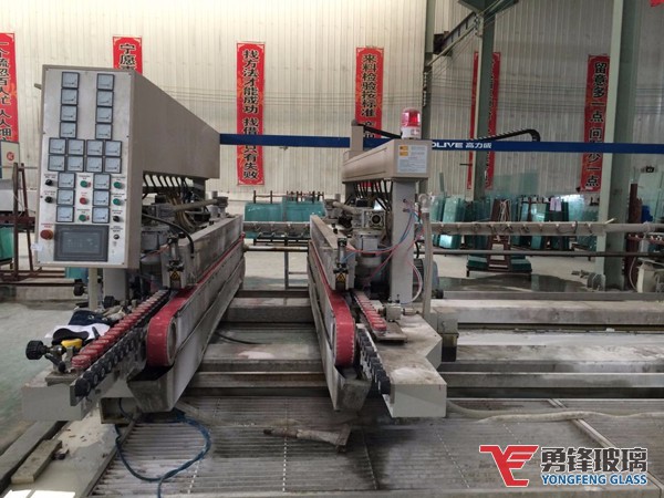 勇鋒鋼化玻璃生產(chǎn)設(shè)備：雙邊機(jī)